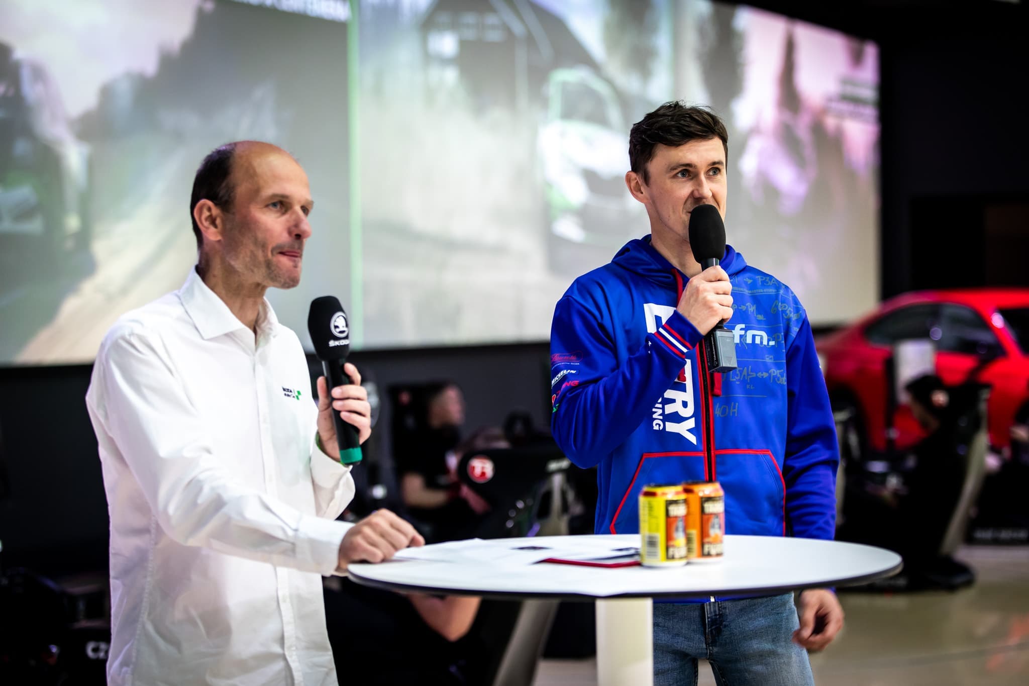 Hosté závodí na simulátorech Digital Racing